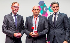 Entrega del premio a TecVD como SELECT Registered de mayor crecimiento de 2015